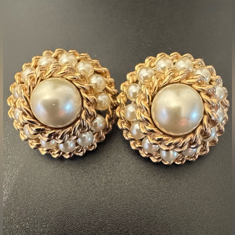 Vintage Faux Pearl Gold Tone Chain Clip On Earrings Sarah Coventry Style - EUC